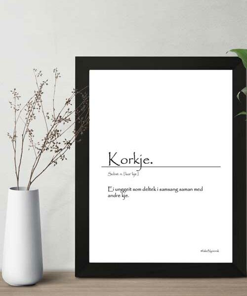 Picture of a vase, flowers and a picture frame with the content of fakeNynorsk "Korkje".
